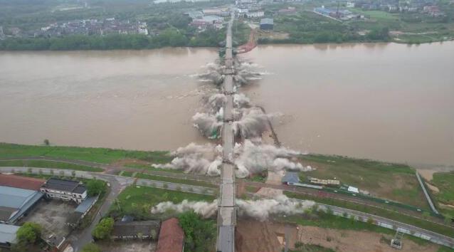 陪伴衢江人33年的高安大桥成功爆破拆除